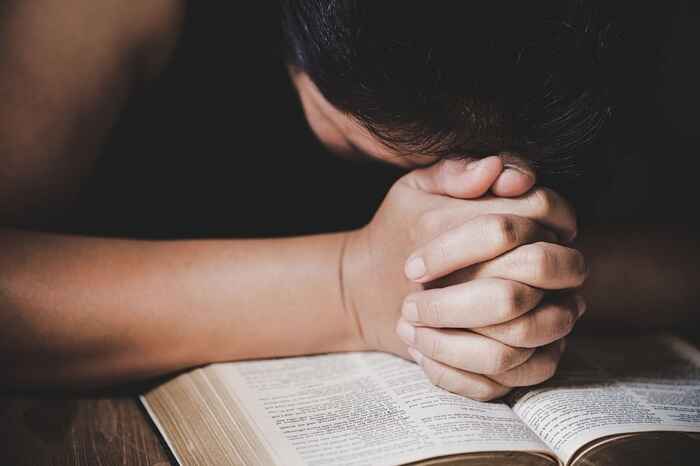 rezar con la biblia abierta