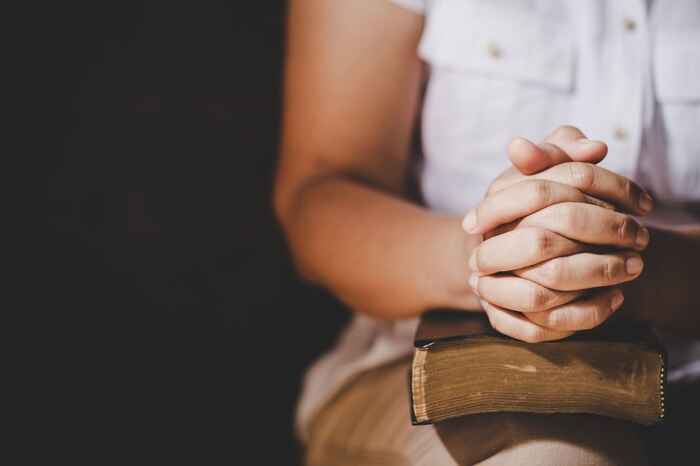 mujeres rezando con la biblia