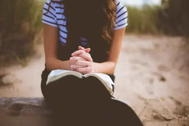 woman with the bible praying for salvation